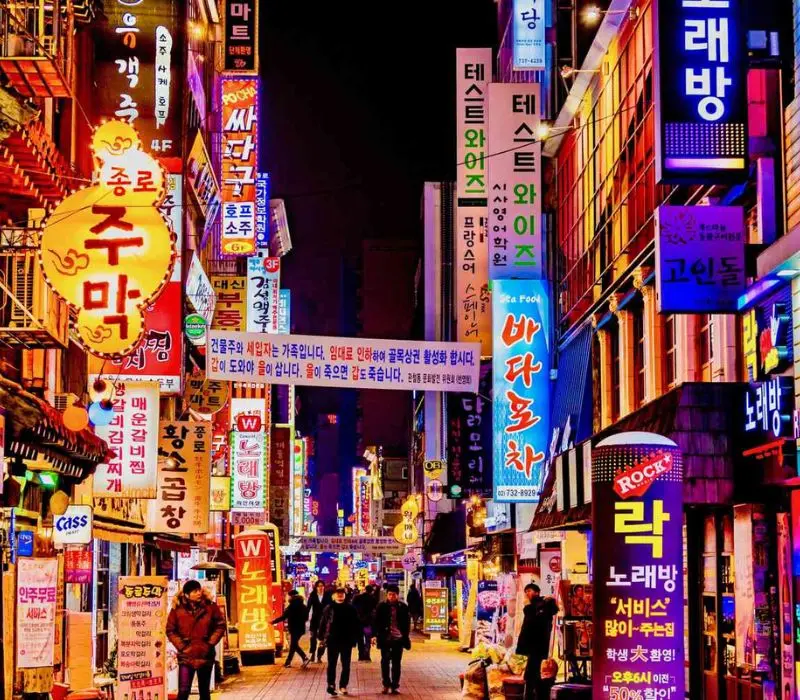 Phố Itaewon trạm dừng chân không ngủ ở Seoul Hàn Quốc