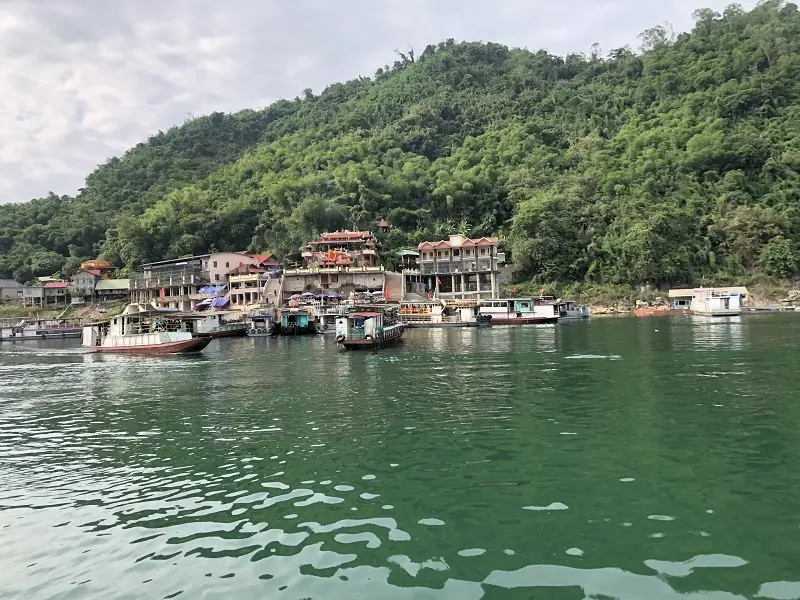 Tắm hồ Thung Nai H&ograve;a B&igrave;nh, thăm bản l&agrave;ng đậm văn h&oacute;a d&acirc;n tộc 9