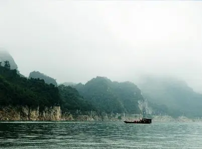 Tắm hồ Thung Nai Hòa Bình, thăm bản làng đậm văn hóa dân tộc