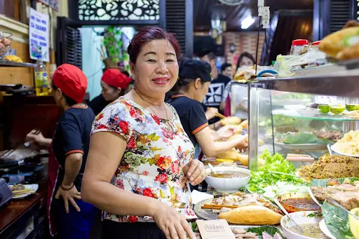B&aacute;nh m&igrave; Phượng ở phố cổ Hội An 6