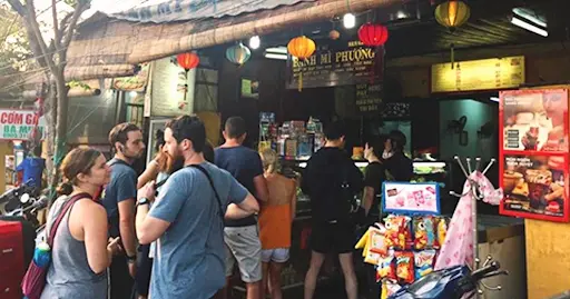 B&aacute;nh m&igrave; Phượng ở phố cổ Hội An 2