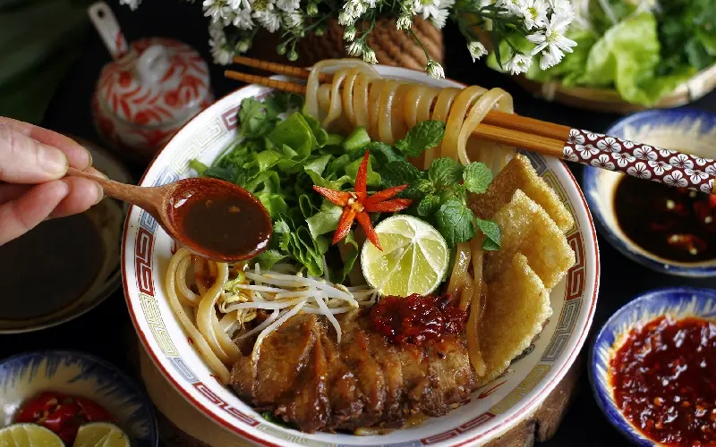 Cao lầu l&agrave; g&igrave;? T&igrave;m hiểu m&oacute;n đặc sản phố Hội đậm đ&agrave; đến lạ 2