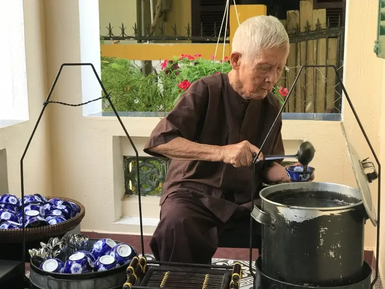 Ch&egrave; m&egrave; đen &ocirc;ng Thiều Hội An (ch&egrave; x&iacute; m&agrave; phủ Hội An) - Từ m&oacute;n ăn dung dị đến di sản ẩm thực phố Hội 3