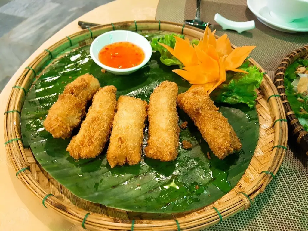 Green Heaven Restaurant Hoi An - Nh&agrave; h&agrave;ng sở hữu tầm nh&igrave;n tuyệt đẹp nh&igrave;n ra quảng trường s&ocirc;ng Ho&agrave;i 11
