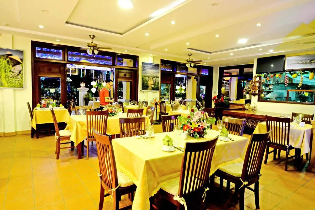Green Heaven Restaurant Hoi An - Nh&agrave; h&agrave;ng sở hữu tầm nh&igrave;n tuyệt đẹp nh&igrave;n ra quảng trường s&ocirc;ng Ho&agrave;i 3