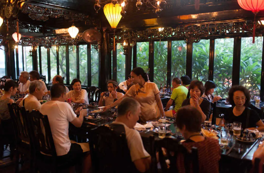 Le Ba Truyen Restaurant Hoi An - Đặc sắc nh&agrave; h&agrave;ng Việt với kiến tr&uacute;c đặc trưng phố cổ 14
