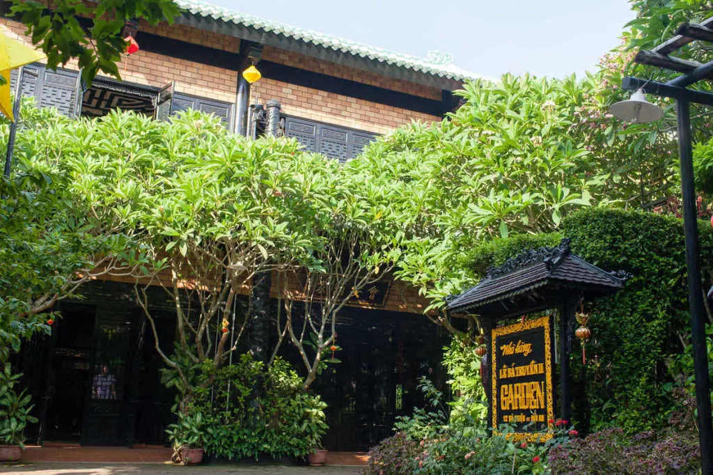 Le Ba Truyen Restaurant Hoi An - Đặc sắc nh&agrave; h&agrave;ng Việt với kiến tr&uacute;c đặc trưng phố cổ 13