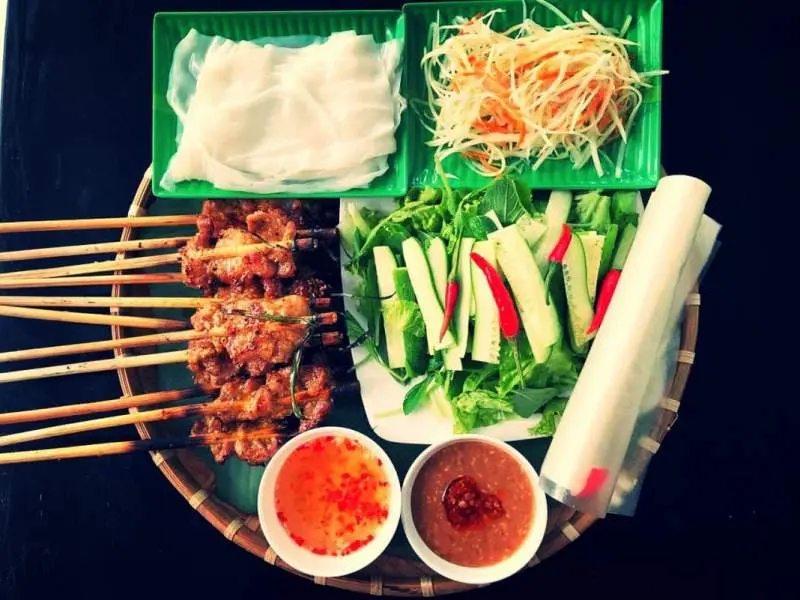 Ngon kh&oacute; cưỡng m&oacute;n b&aacute;nh ướt cuốn thịt nướng Hội An 11