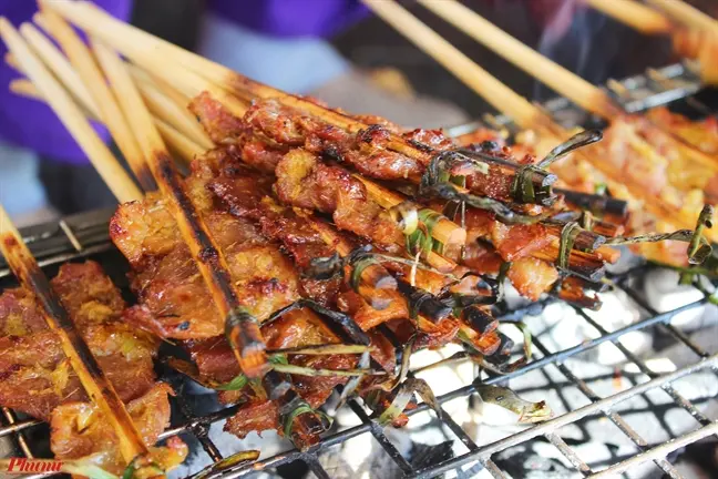 Ngon kh&oacute; cưỡng m&oacute;n b&aacute;nh ướt cuốn thịt nướng Hội An 7