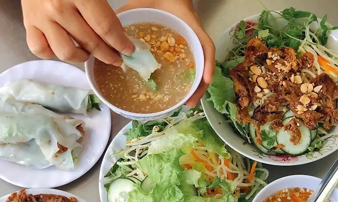 Ngon kh&oacute; cưỡng m&oacute;n b&aacute;nh ướt cuốn thịt nướng Hội An 3