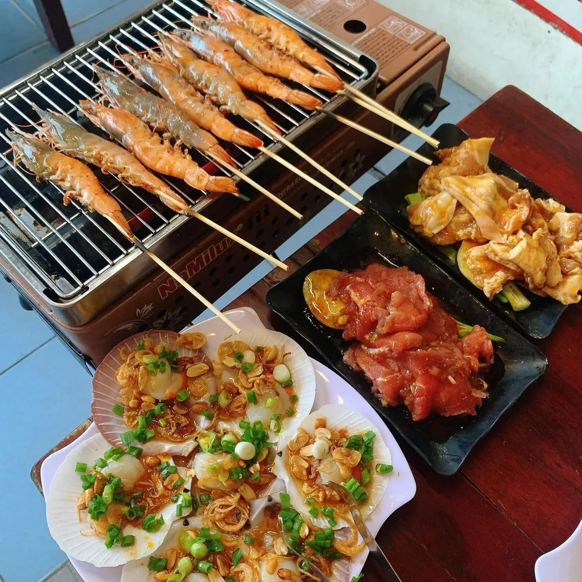 Nướng Kh&oacute;i BBQ Hội An - Oanh tạc thịt nướng v&agrave; uống rượu soju vỉa h&egrave; phố cổ 8