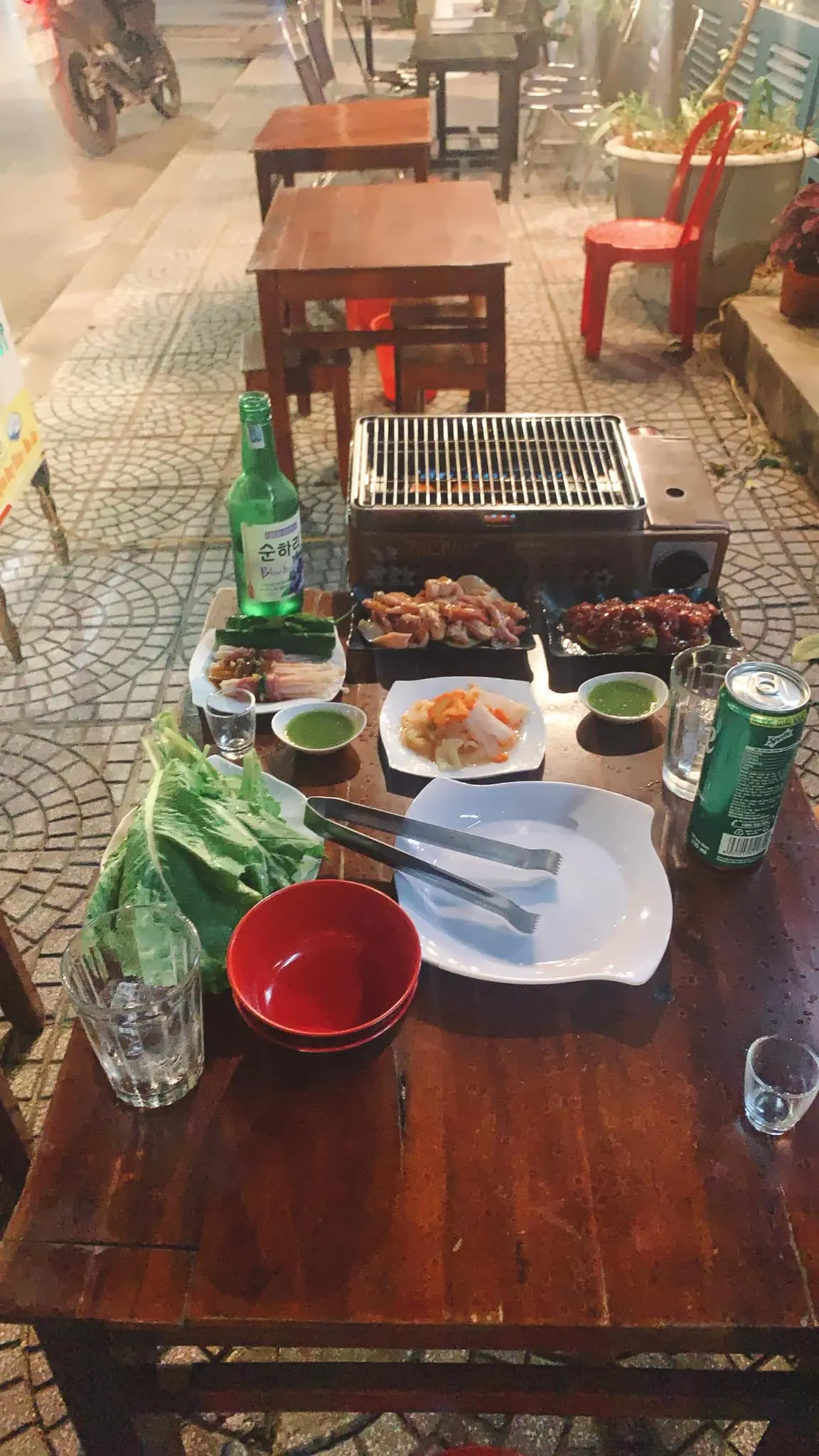 Nướng Kh&oacute;i BBQ Hội An - Oanh tạc thịt nướng v&agrave; uống rượu soju vỉa h&egrave; phố cổ 9