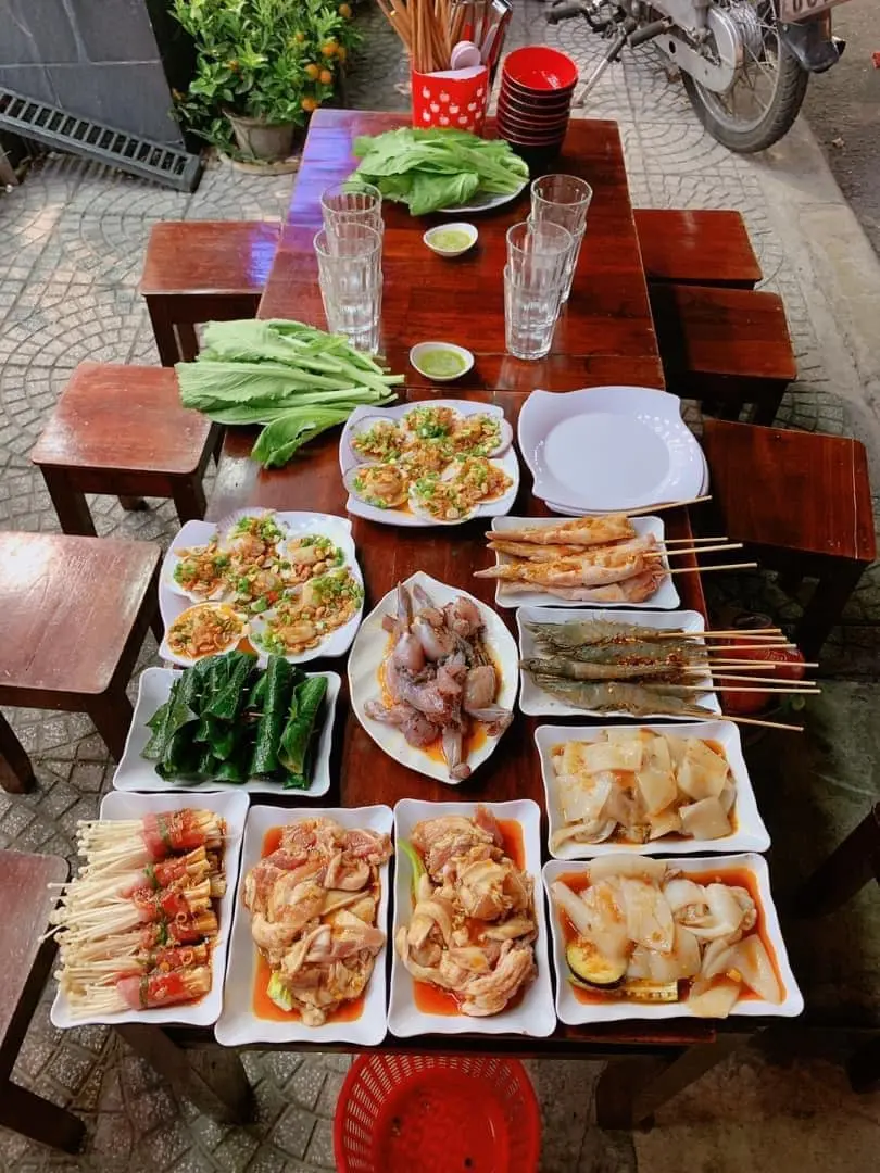 Nướng Kh&oacute;i BBQ Hội An - Oanh tạc thịt nướng v&agrave; uống rượu soju vỉa h&egrave; phố cổ 11