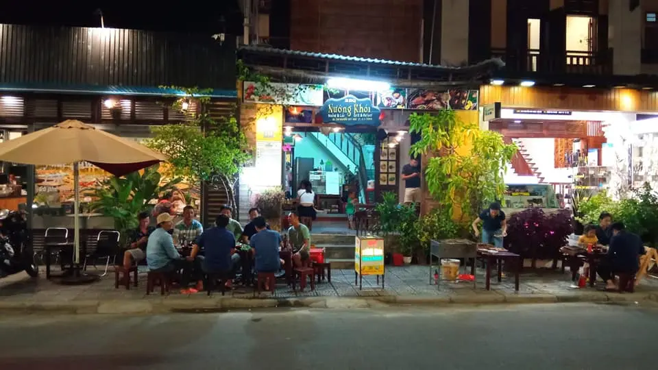Nướng Kh&oacute;i BBQ Hội An - Oanh tạc thịt nướng v&agrave; uống rượu soju vỉa h&egrave; phố cổ 2