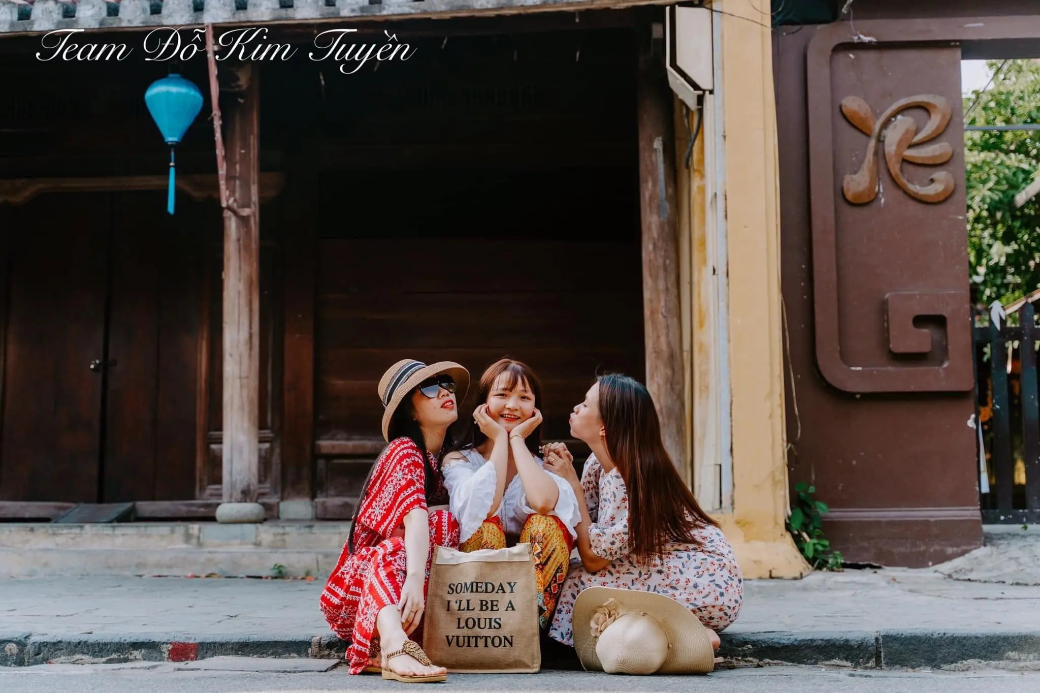 C&ugrave;ng bạn Đỗ Kim Tuyền v&agrave; hội bạn check in phố cổ Hội An rực rỡ sắc m&agrave;u 15