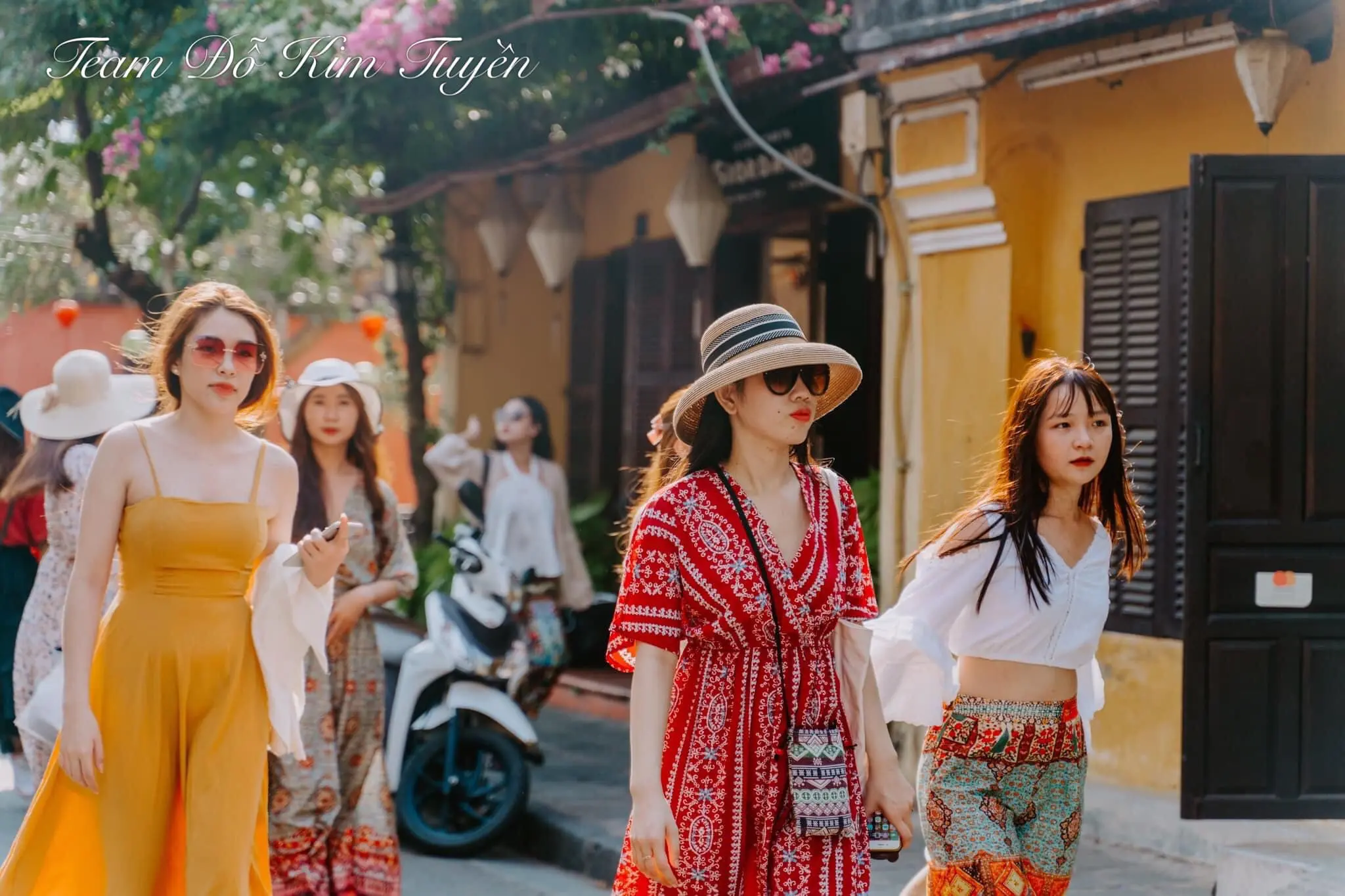 C&ugrave;ng bạn Đỗ Kim Tuyền v&agrave; hội bạn check in phố cổ Hội An rực rỡ sắc m&agrave;u 16