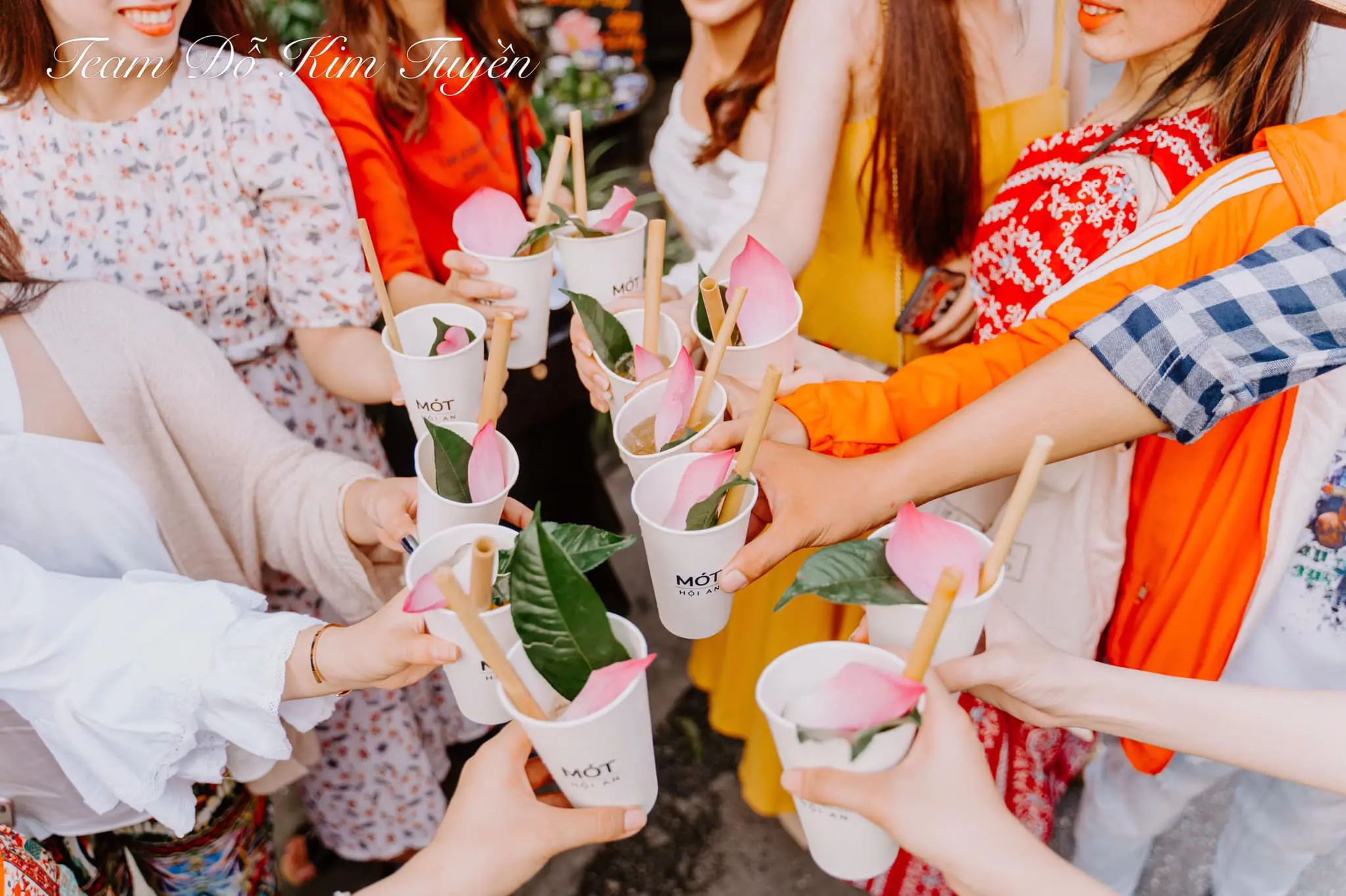 C&ugrave;ng bạn Đỗ Kim Tuyền v&agrave; hội bạn check in phố cổ Hội An rực rỡ sắc m&agrave;u 8
