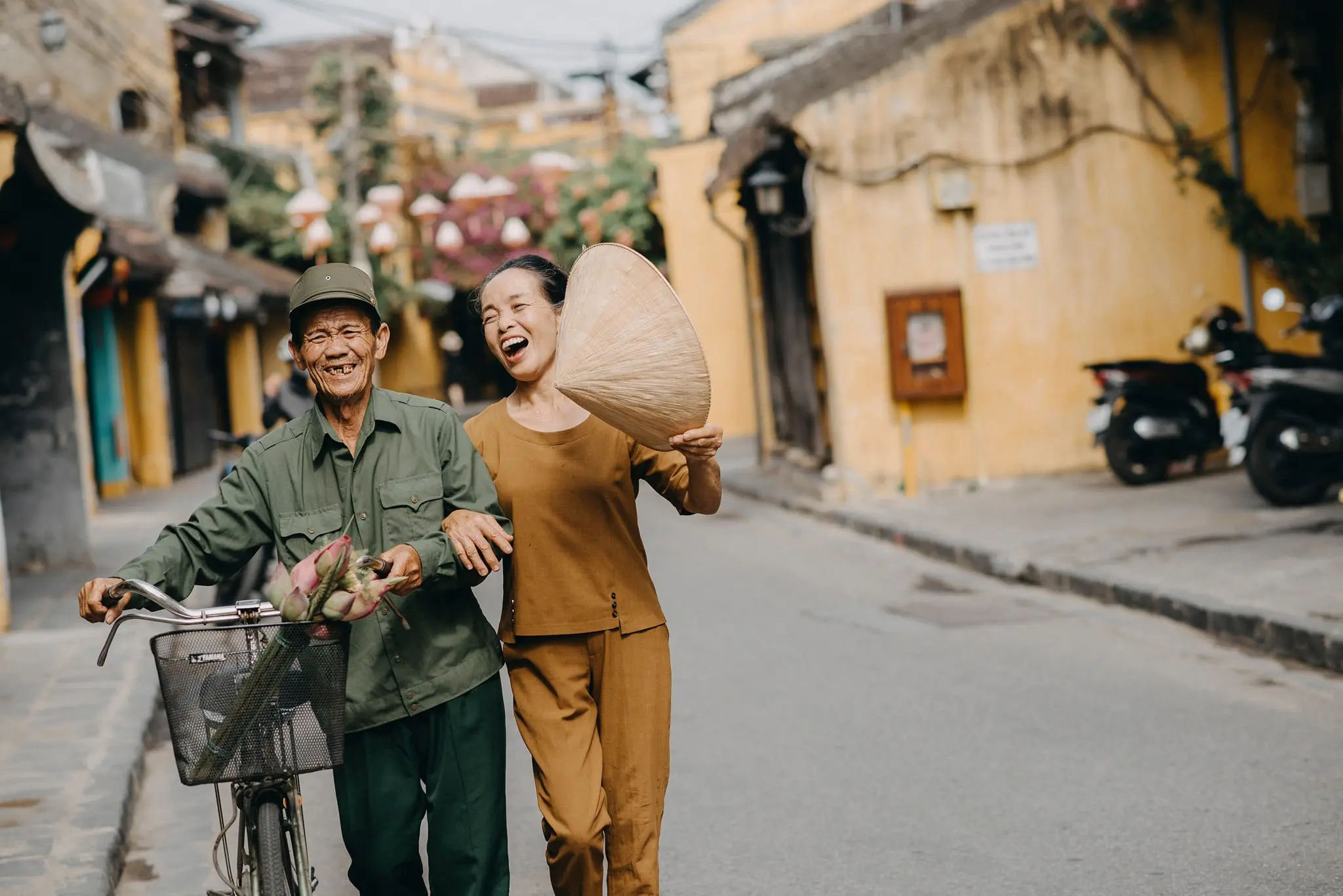 C&ugrave;ng nh&igrave;n ngắm Hội An - T&igrave;nh y&ecirc;u đưa t&ocirc;i đến qua ống k&iacute;nh đầy cảm x&uacute;c của nhiếp ảnh gia L&ecirc; Thủy Triều 7