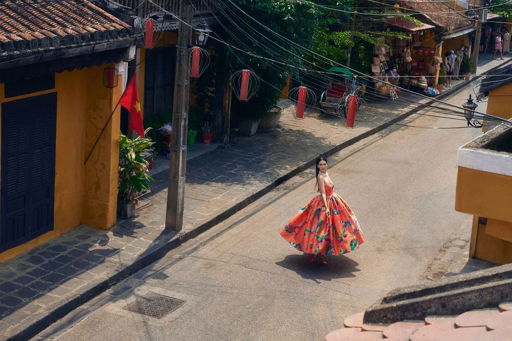 Phố cổ Hội An đậm chất nghệ thuật qua shoot hình của Hoa hậu Tiểu Vy 2
