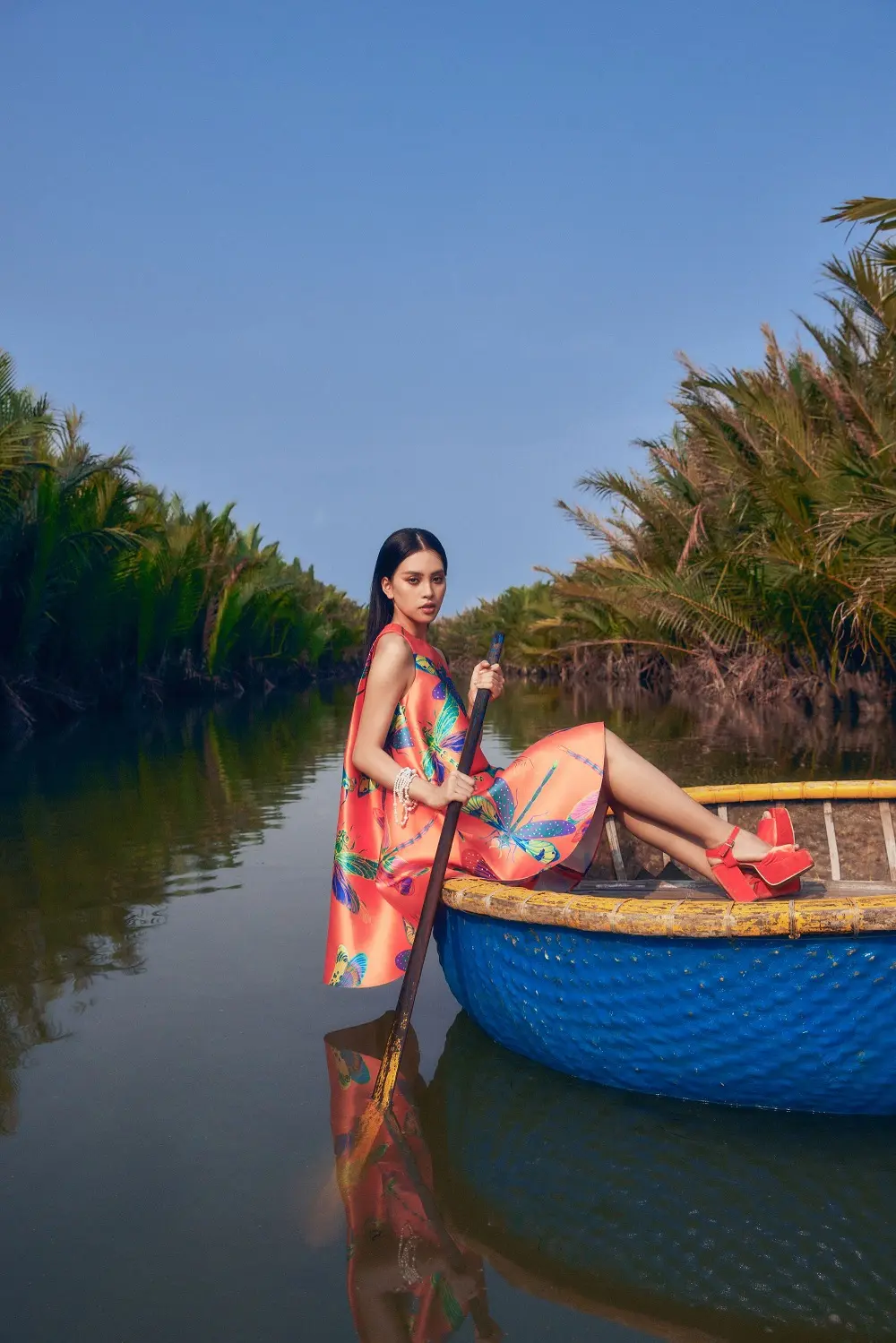 Phố cổ Hội An đậm chất nghệ thuật qua shoot hình của Hoa hậu Tiểu Vy 6