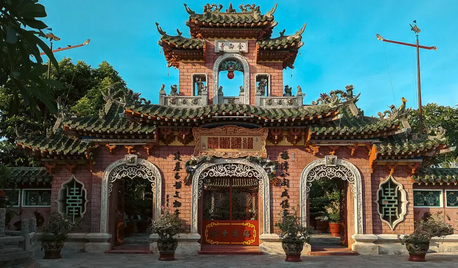 Review Hội An cổ k&iacute;nh với lối kiến tr&uacute;c đ&atilde; đi c&ugrave;ng năm th&aacute;ng 7