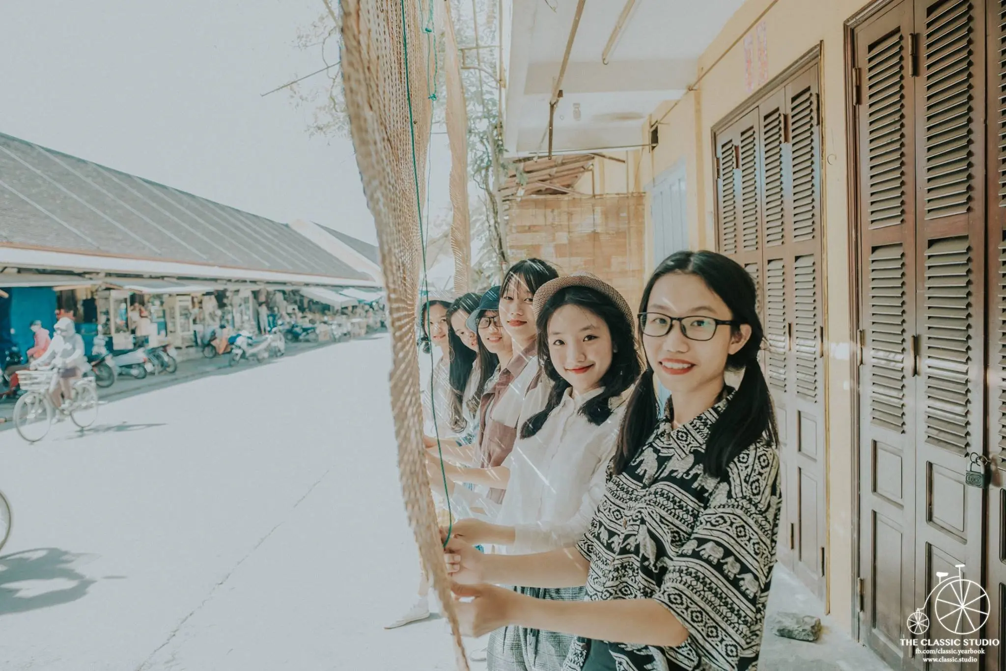 Si&ecirc;u ấn tượng bộ ảnh kỷ yếu của học sinh trường THPT Trần Qu&yacute; C&aacute;p về Hội An thời bao cấp 11
