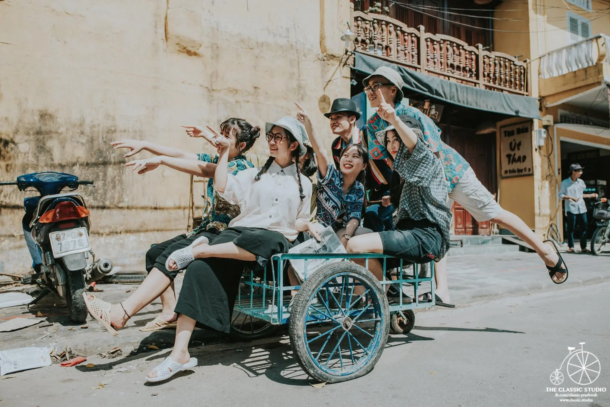 Si&ecirc;u ấn tượng bộ ảnh kỷ yếu của học sinh trường THPT Trần Qu&yacute; C&aacute;p về Hội An thời bao cấp 4