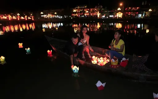 Lễ Hội Hoa Đăng Hội An rực rỡ v&agrave; đầy ảo diệu tr&ecirc;n s&ocirc;ng Ho&agrave;i 2