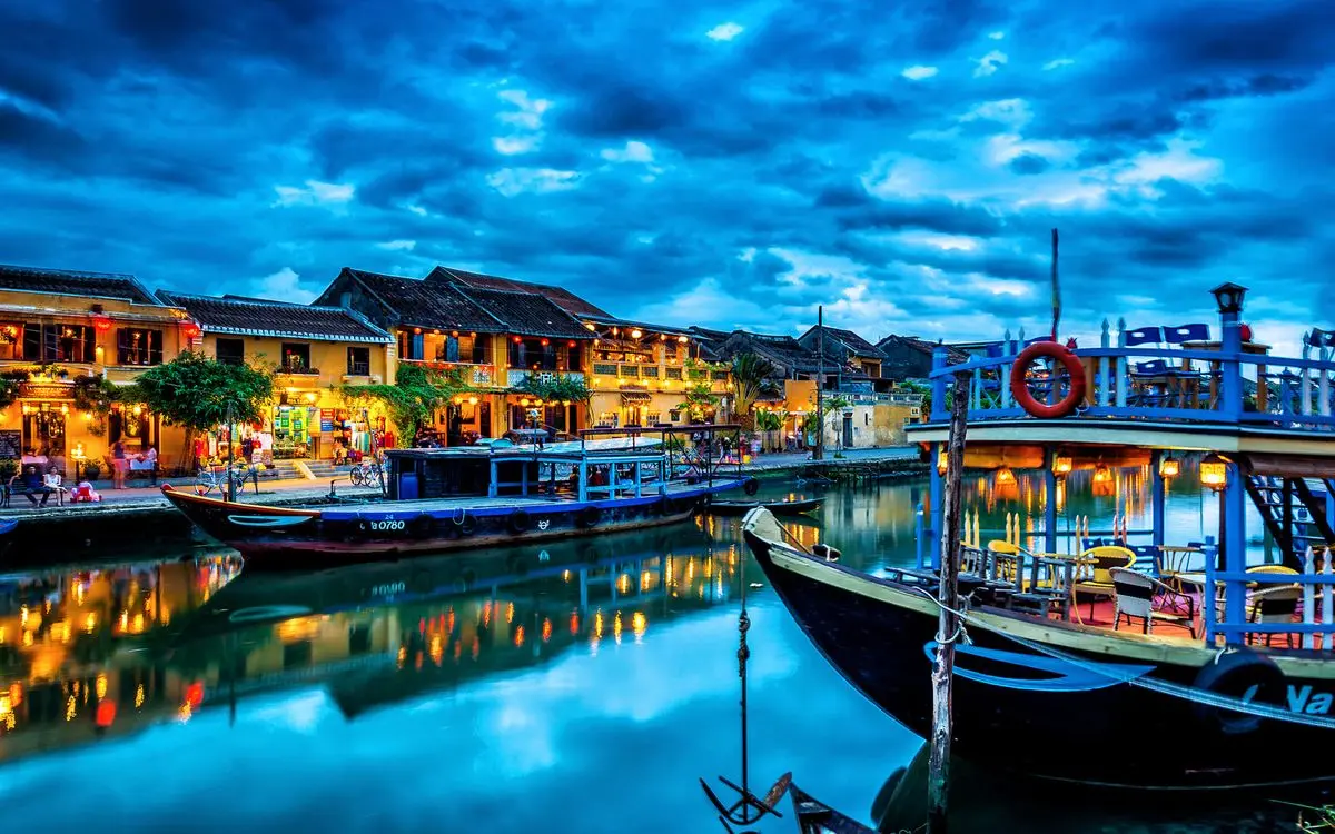 Kh&aacute;m ph&aacute; trọn vẹn vẻ đẹp y&ecirc;n b&igrave;nh nơi Phố cổ với những kinh nghiệm du lịch Hội An tự t&uacute;c cực xịn 2