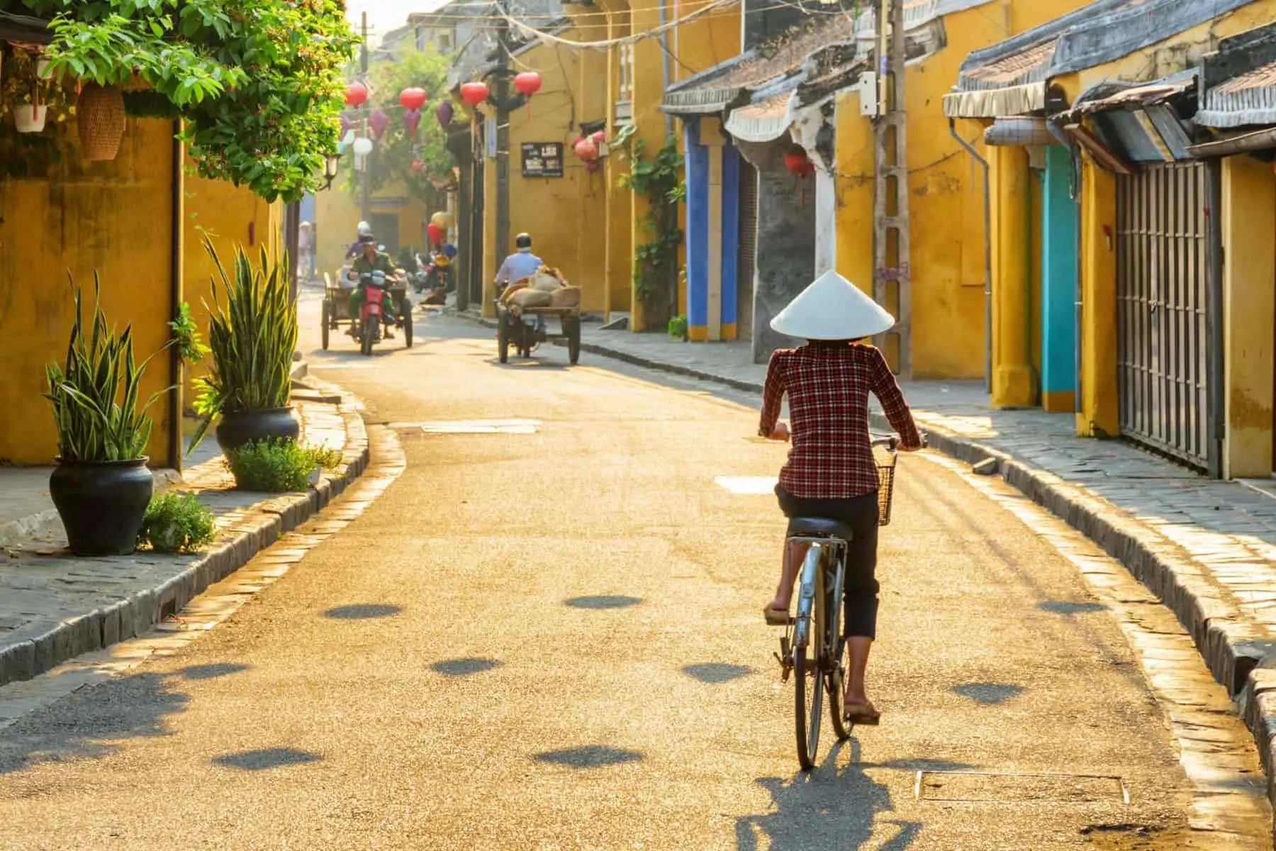 Kh&aacute;m ph&aacute; trọn vẹn vẻ đẹp y&ecirc;n b&igrave;nh nơi Phố cổ với những kinh nghiệm du lịch Hội An tự t&uacute;c cực xịn 6
