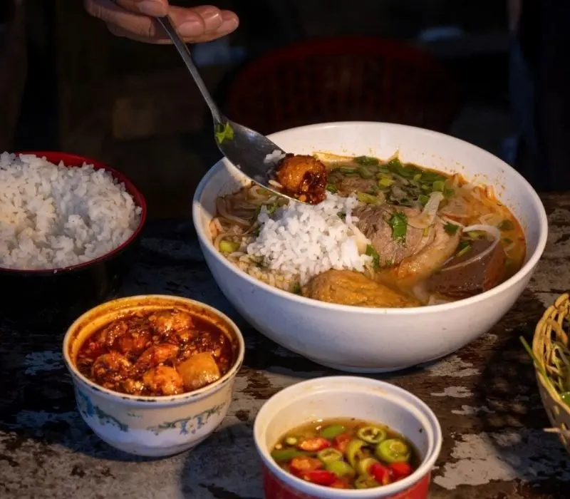 Bún bò cơm nguội Huế: Món ăn dân dã đượm hồn cố đô