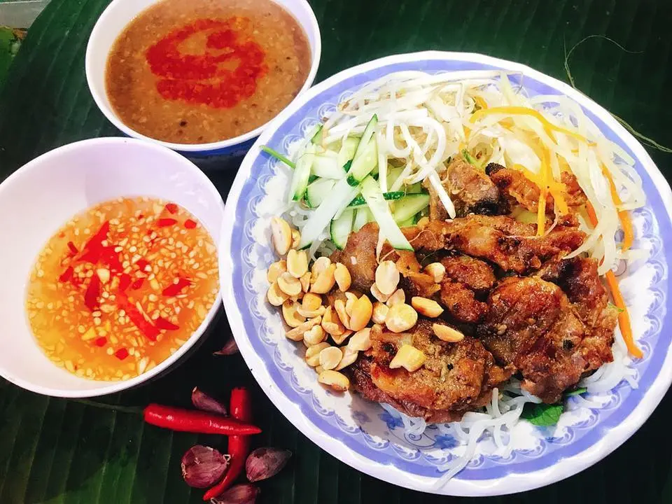Ấm l&ograve;ng B&uacute;n thịt nướng Huế ngon đậm vị Cố đ&ocirc; 2