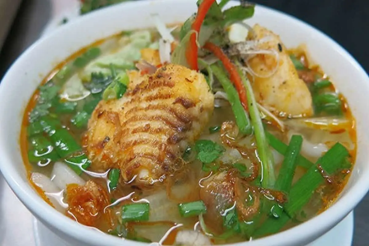 B&aacute;nh canh c&aacute; l&oacute;c &ndash; M&oacute;n ăn d&acirc;n d&atilde; kh&ocirc;ng thể thiếu của người d&acirc;n xứ Huế 2