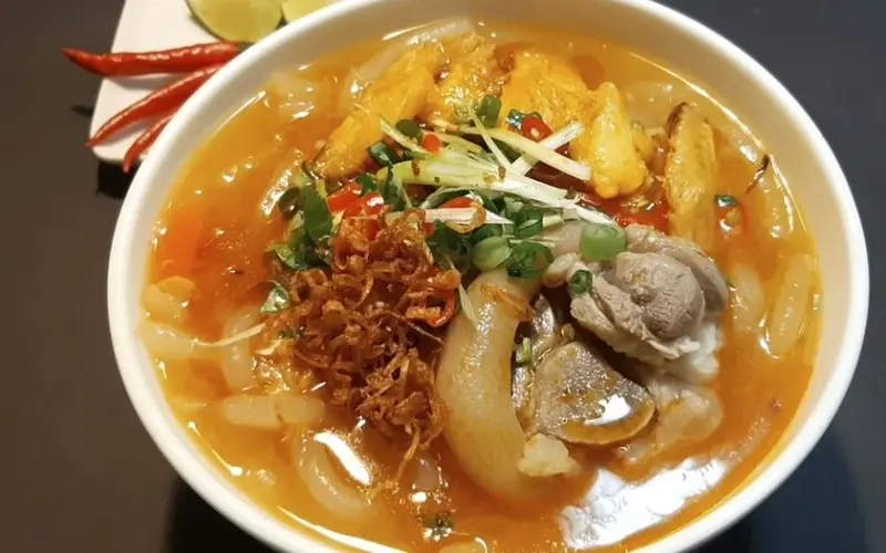 B&aacute;nh canh c&aacute; l&oacute;c &ndash; M&oacute;n ăn d&acirc;n d&atilde; kh&ocirc;ng thể thiếu của người d&acirc;n xứ Huế 18