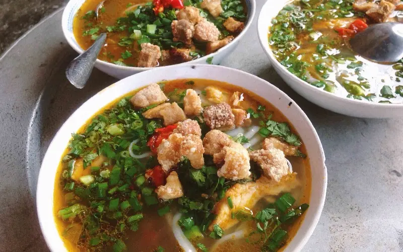 B&aacute;nh canh c&aacute; l&oacute;c &ndash; M&oacute;n ăn d&acirc;n d&atilde; kh&ocirc;ng thể thiếu của người d&acirc;n xứ Huế 13