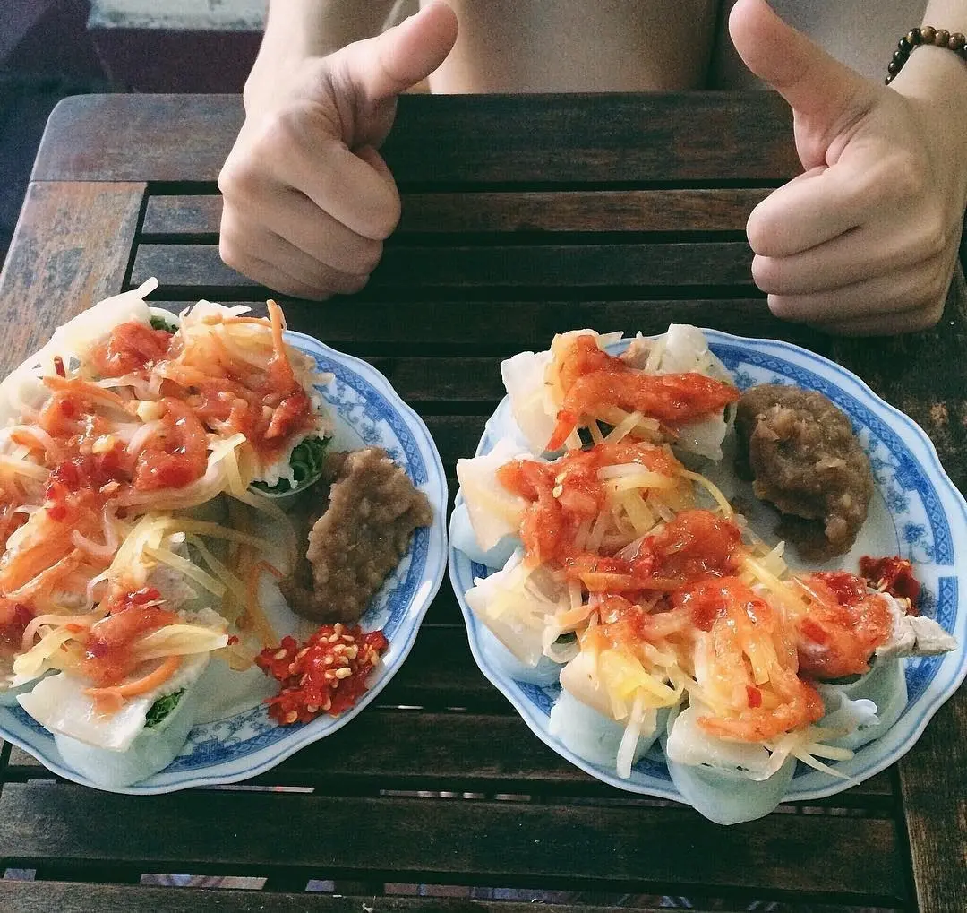 B&aacute;nh cuốn t&ocirc;m chua - Mỹ vị của cung đ&igrave;nh Huế trong m&oacute;n ăn d&acirc;n d&atilde;, b&igrave;nh dị 4