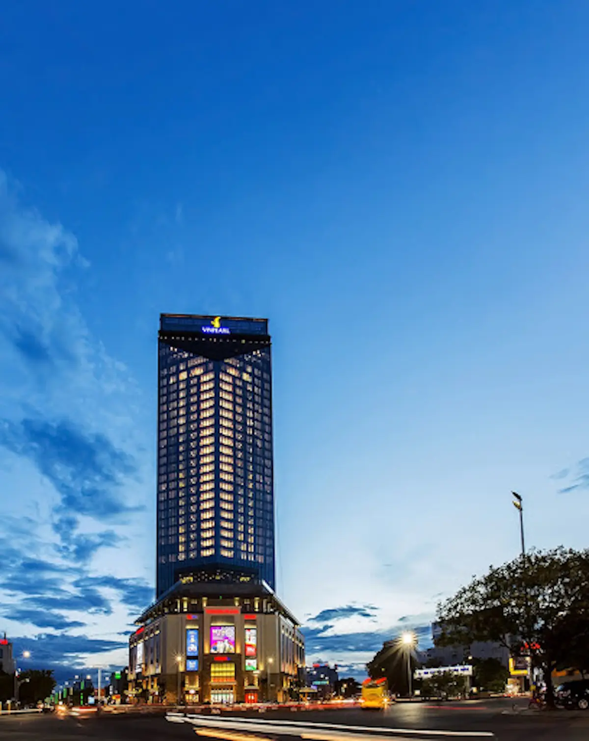 Chill cảnh đ&ecirc;m hoa lệ tại Sky Bar Huế 2