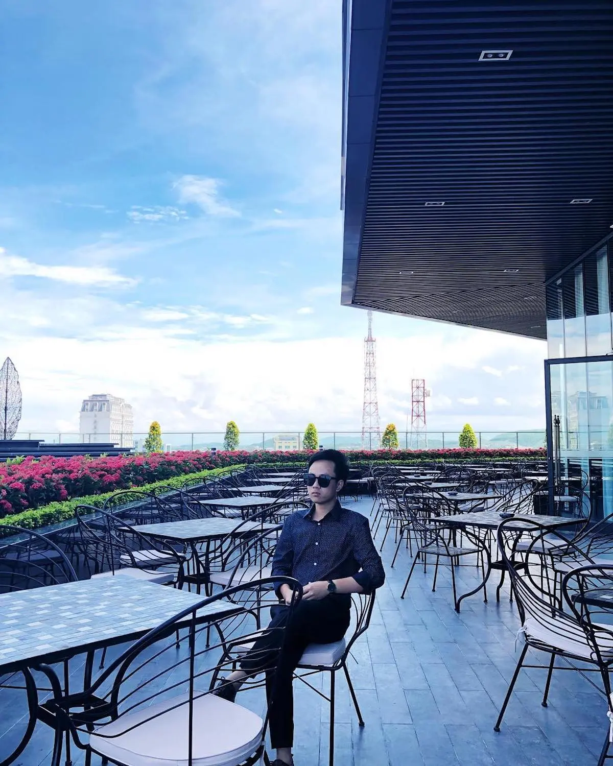 Chill cảnh đ&ecirc;m hoa lệ tại Sky Bar Huế 10