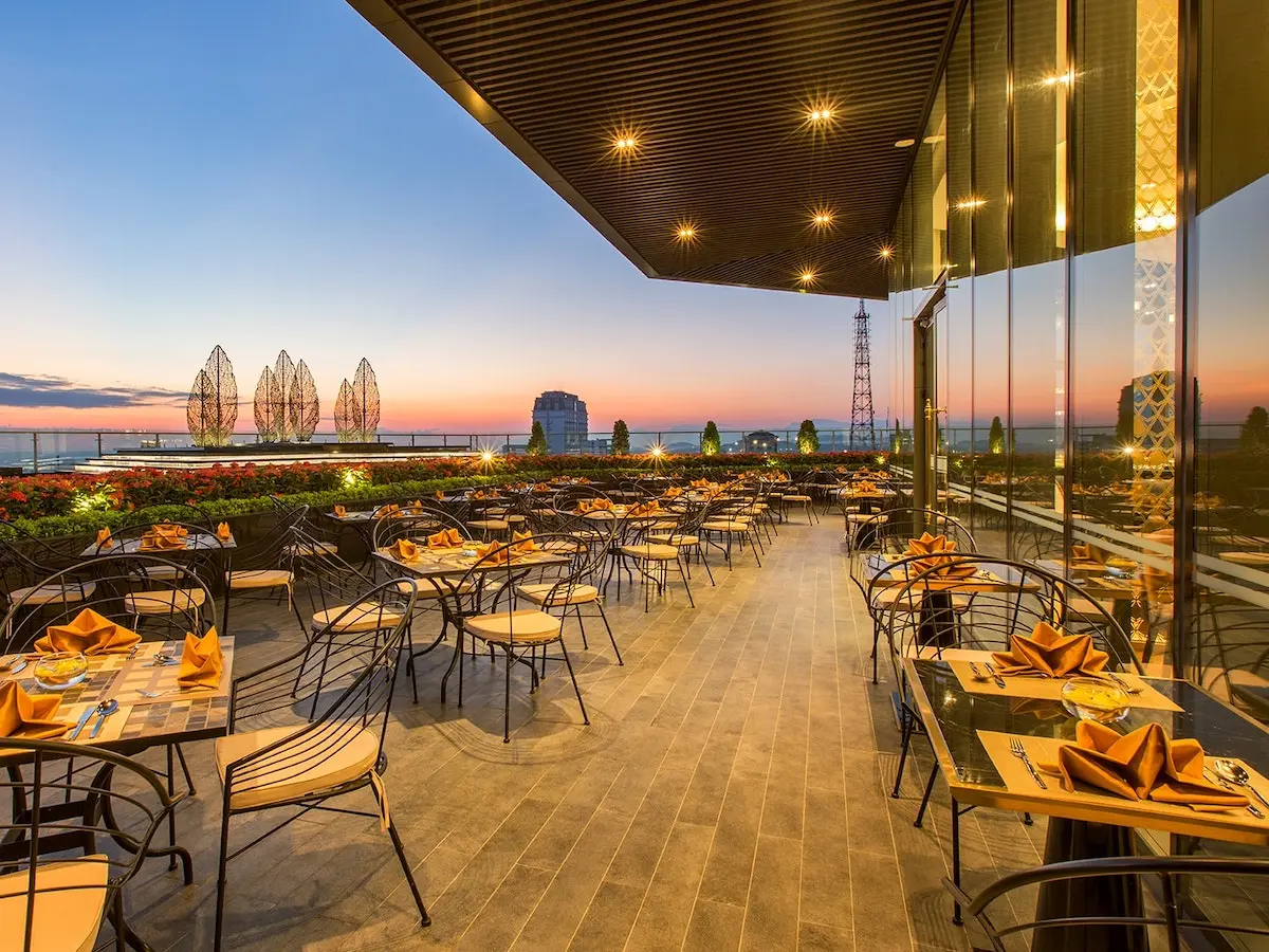 Chill cảnh đ&ecirc;m hoa lệ tại Sky Bar Huế 5