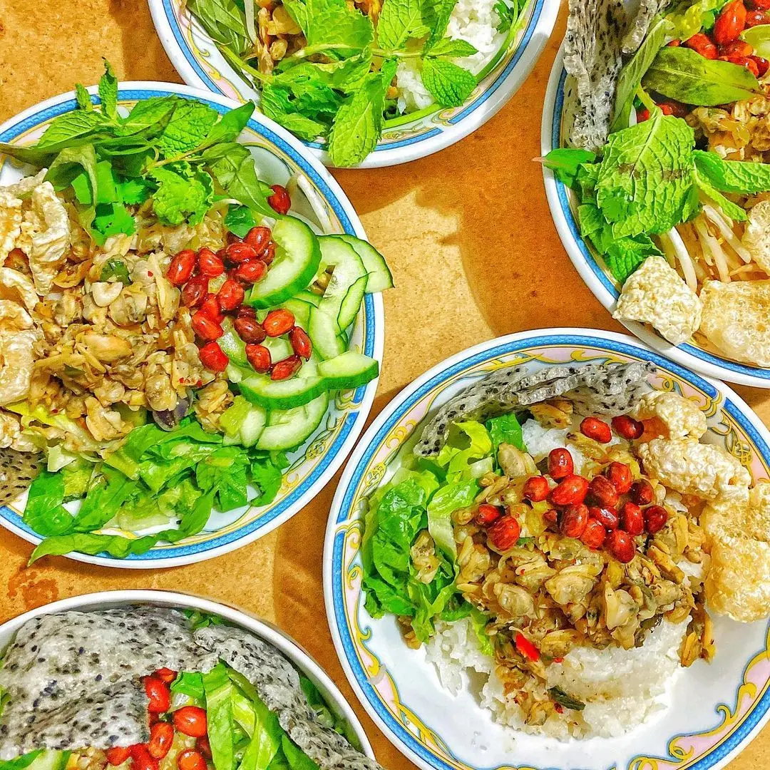 Cơm hến - Từ m&oacute;n ăn nh&agrave; ngh&egrave;o đến tinh hoa ẩm thực xứ Huế 6