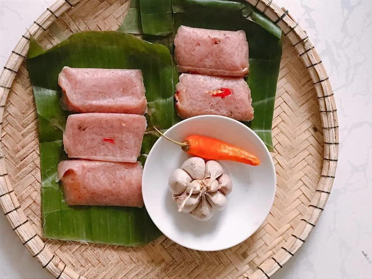 Đặc sản nem chua Huế - M&oacute;n ngon được ưa chuộng v&agrave;o dịp lễ Tết tại Huế 4