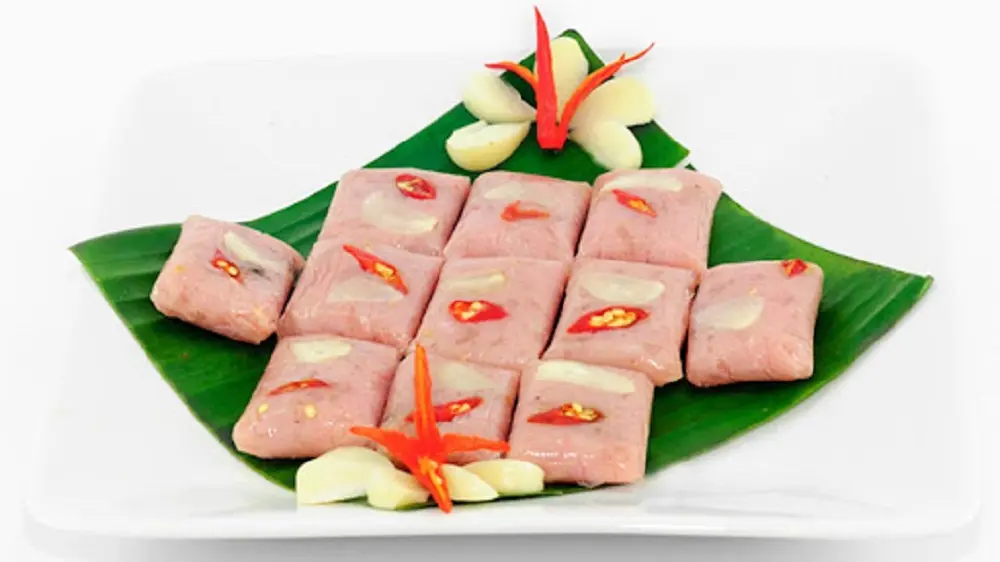 Đặc sản nem chua Huế - M&oacute;n ngon được ưa chuộng v&agrave;o dịp lễ Tết tại Huế 2