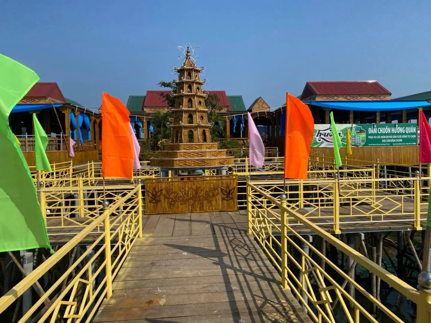 Đầm Chuồn Hương Qu&aacute;n - Nh&agrave; h&agrave;ng chuy&ecirc;n hải sản tại Huế 2