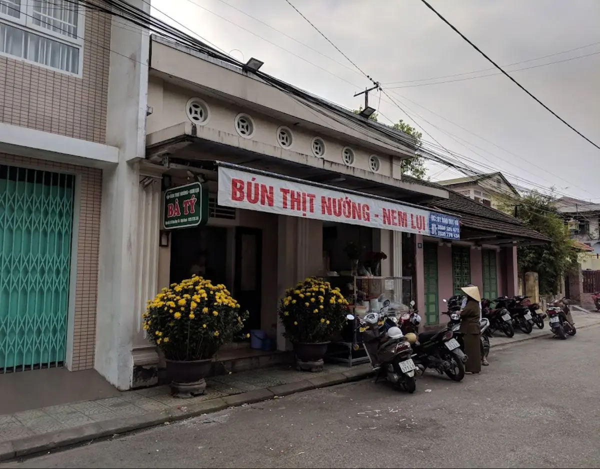 Đến Huế l&agrave; phải gh&eacute; ngay đến qu&aacute;n b&uacute;n thịt nướng b&agrave; T&yacute;, ngon qu&ecirc;n lối về 3