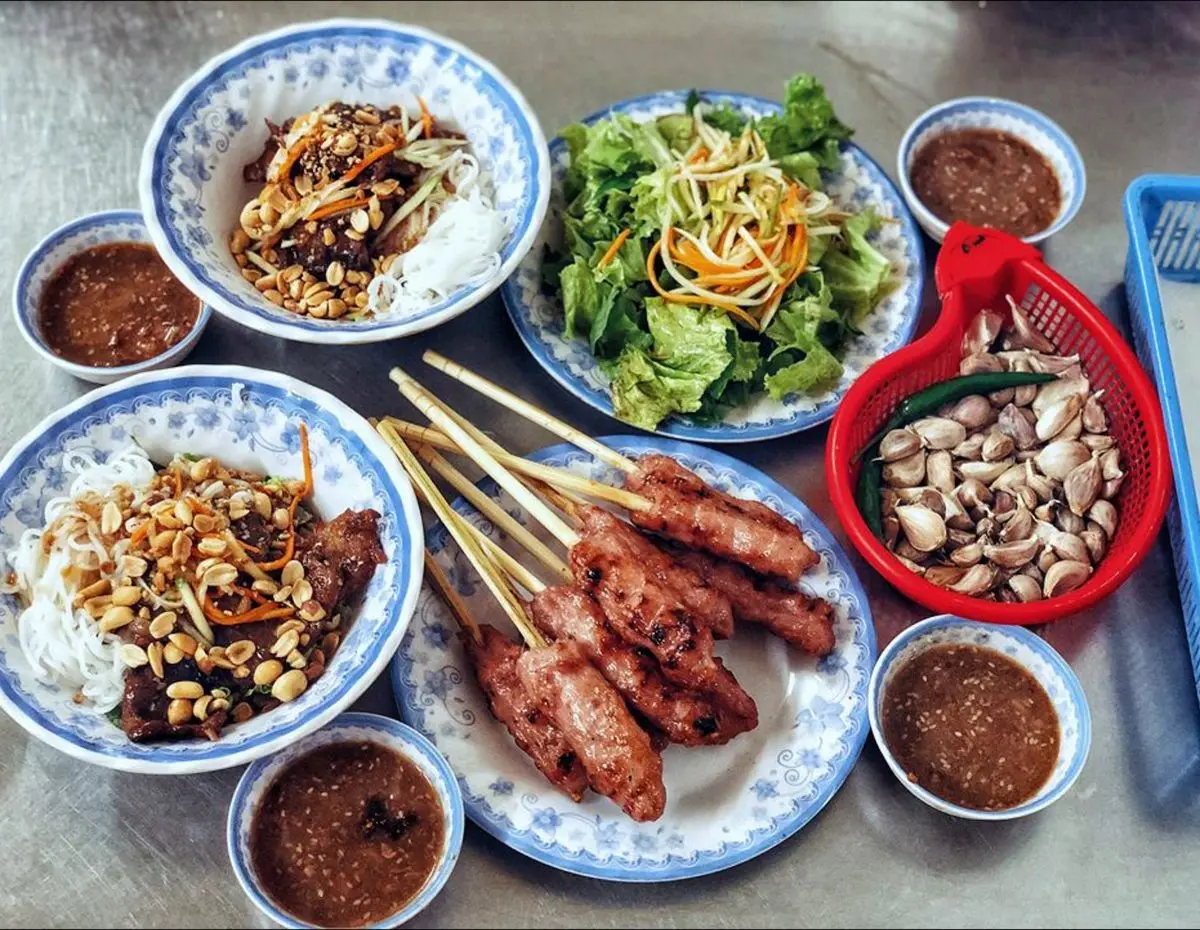 Đến Huế l&agrave; phải gh&eacute; ngay đến qu&aacute;n b&uacute;n thịt nướng b&agrave; T&yacute;, ngon qu&ecirc;n lối về 8