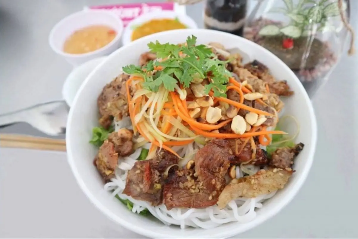 Đến Huế l&agrave; phải gh&eacute; ngay đến qu&aacute;n b&uacute;n thịt nướng b&agrave; T&yacute;, ngon qu&ecirc;n lối về 5