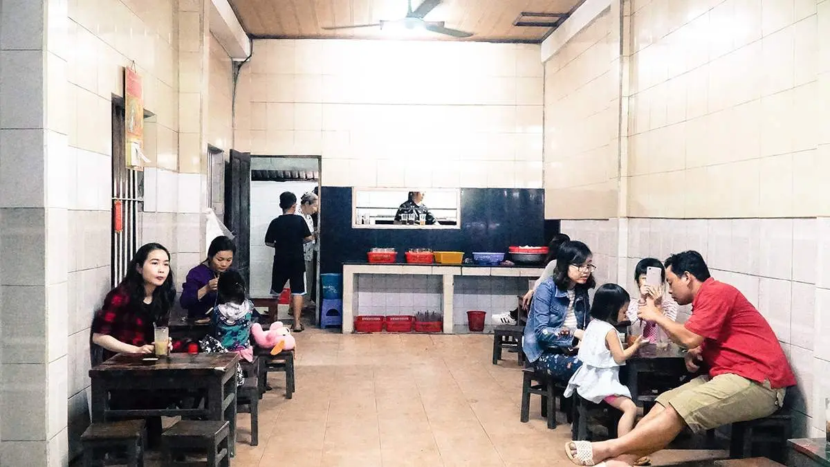 Đến Huế thì nhớ tạt ngang quán chè Linh Lan lâu đời nhất ở đất Thần Kinh 2