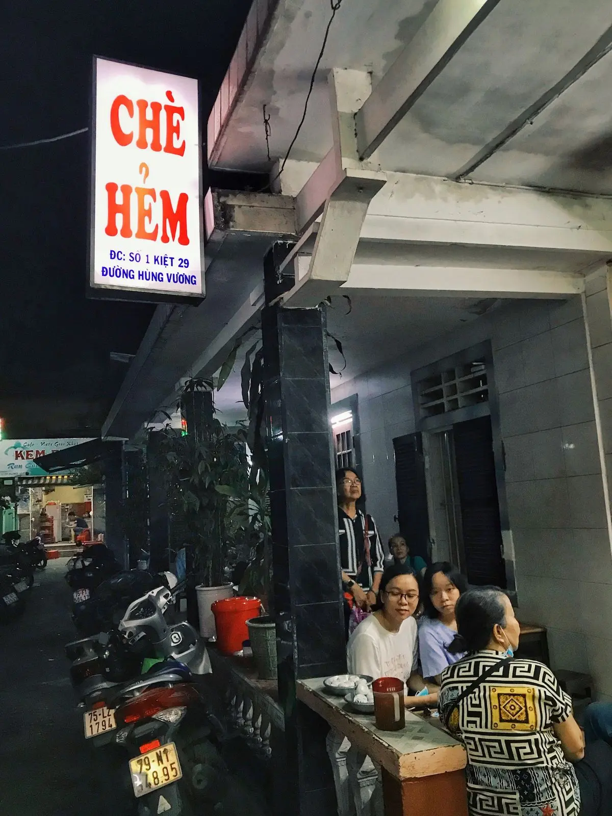 Đến Huế thì nhớ tạt ngang quán chè Linh Lan lâu đời nhất ở đất Thần Kinh 4