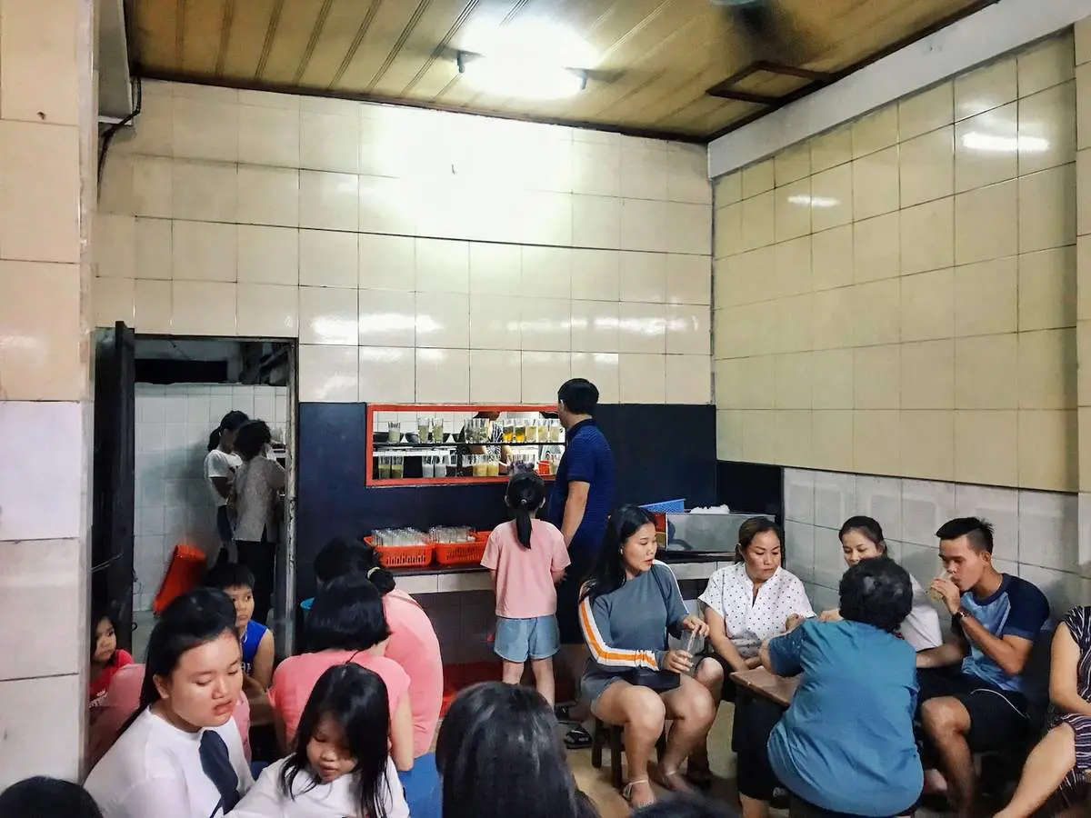 Đến Huế thì nhớ tạt ngang quán chè Linh Lan lâu đời nhất ở đất Thần Kinh 5