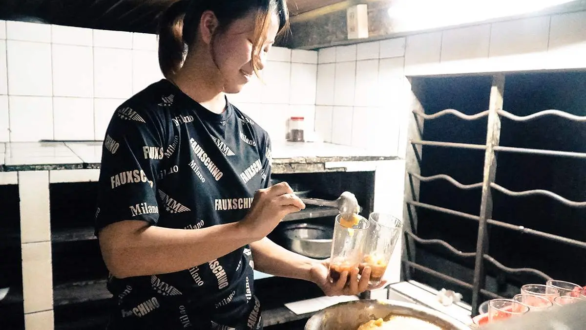 Đến Huế thì nhớ tạt ngang quán chè Linh Lan lâu đời nhất ở đất Thần Kinh 8